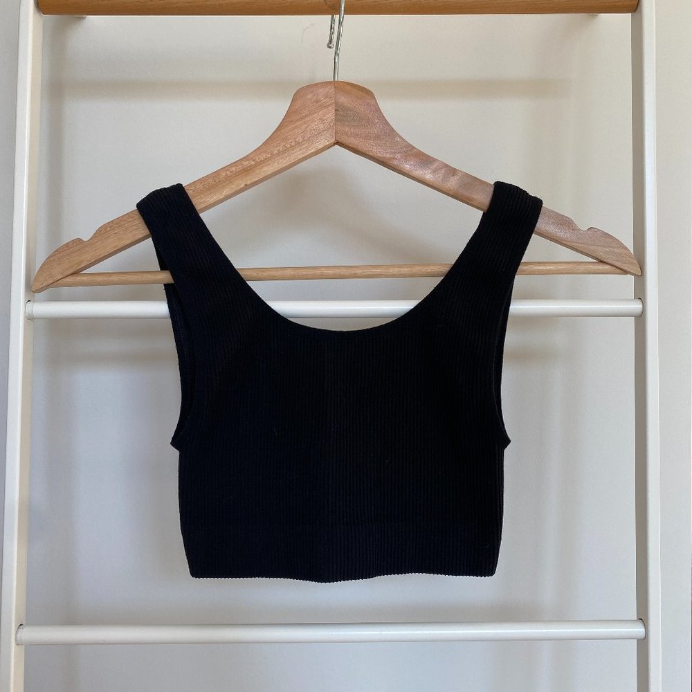 Aritzia Sunday Best SEAMLESS RIBBED BRA TOP (BLACK)